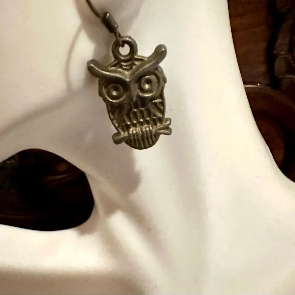 Small brass tone owl earrings - Picture 7 of 9